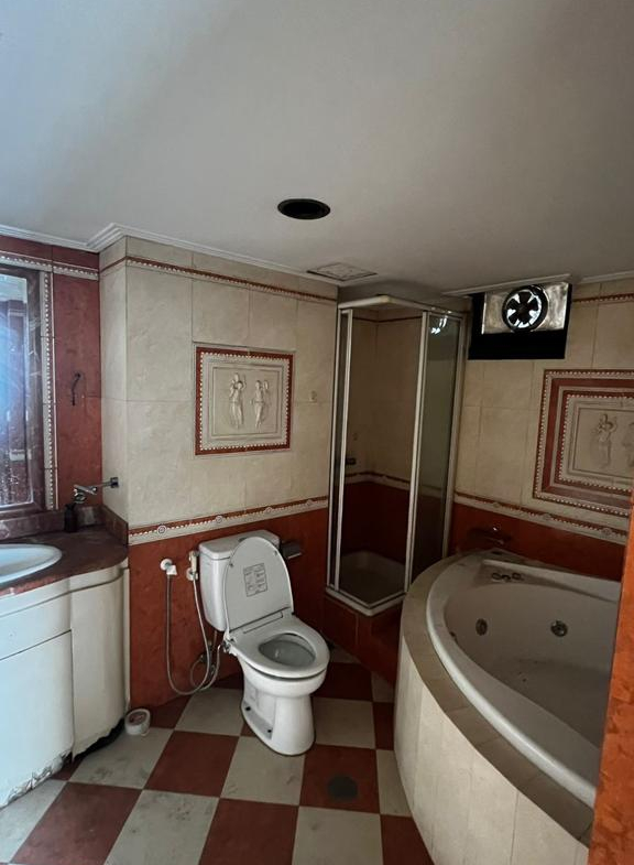 3 bed combine unit – middle floor – total renovation