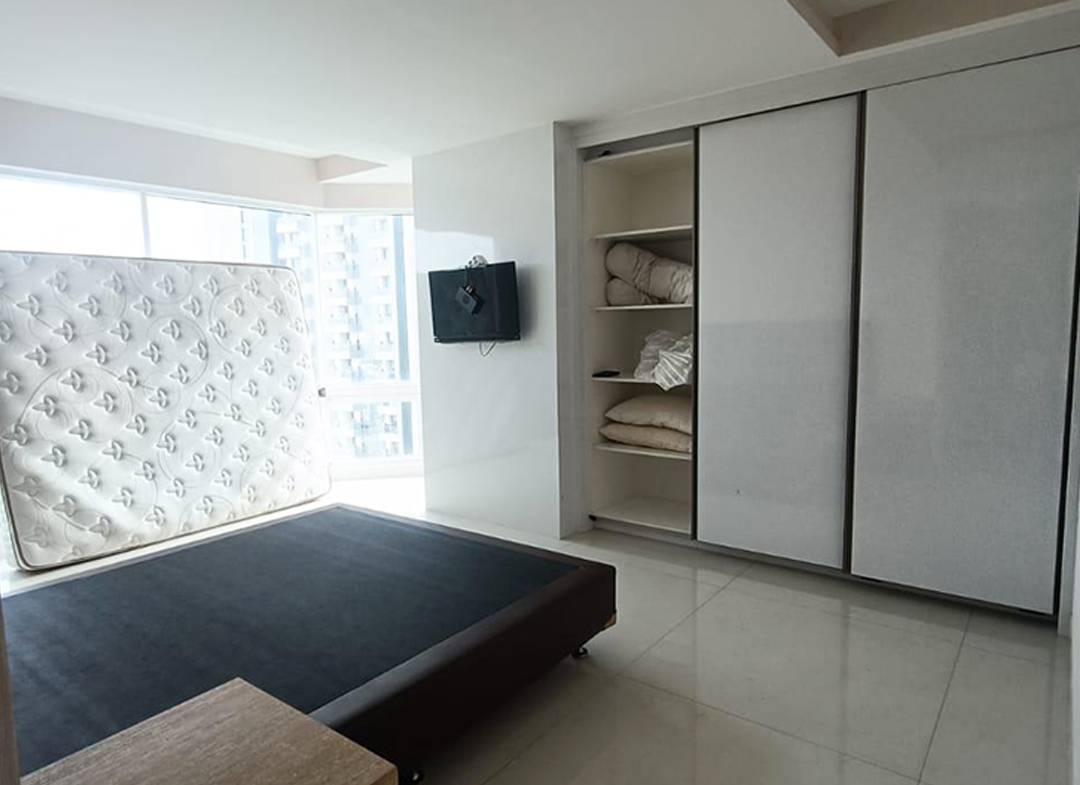 Disewa Fully Furnished, 3 Kamar Tidur, Lantai Tengah, Taman Anggrek Condominium