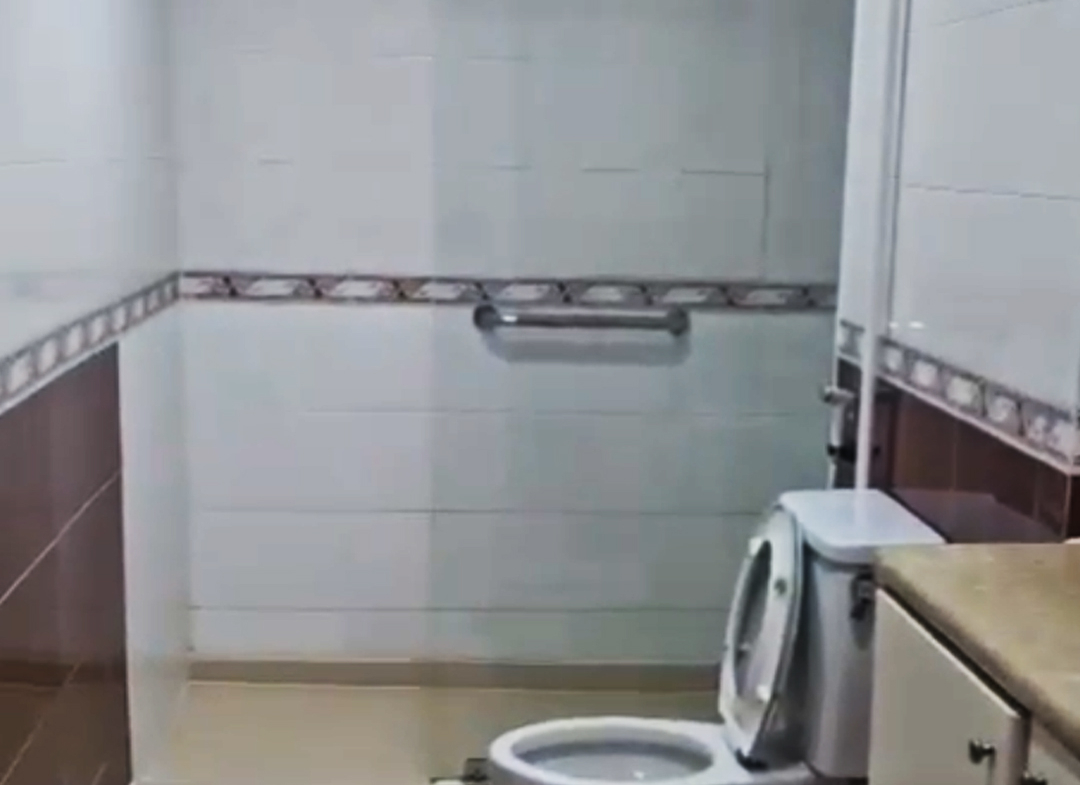 Disewa Semi Furnished, Taman Anggrek Condominium, 2 Bed, Middle Floor