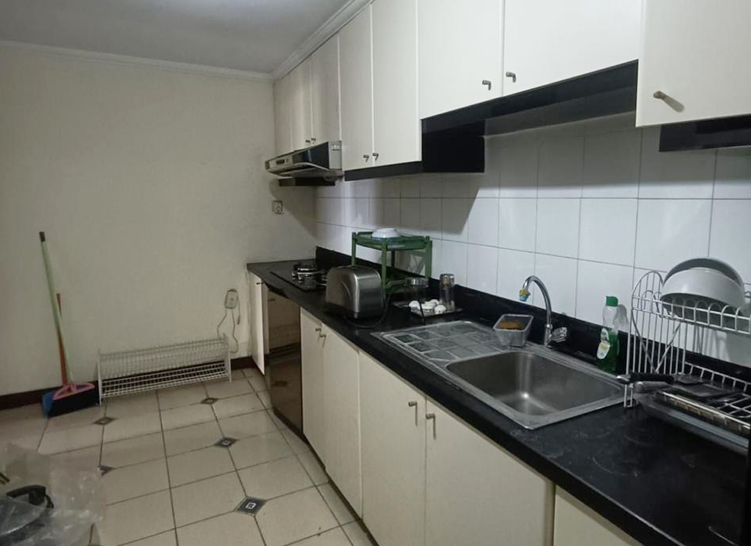 Dijual 2.3M, Semi Furnished 3 Bedrooms, Middle Floor, Taman Anggrek Condominium