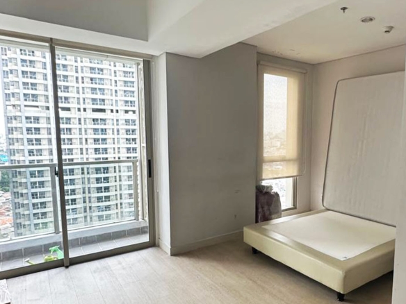 Dijual 1 milyar, Taman Anggrek Residences 1 Bedroom, Semi Furnished, Pool View