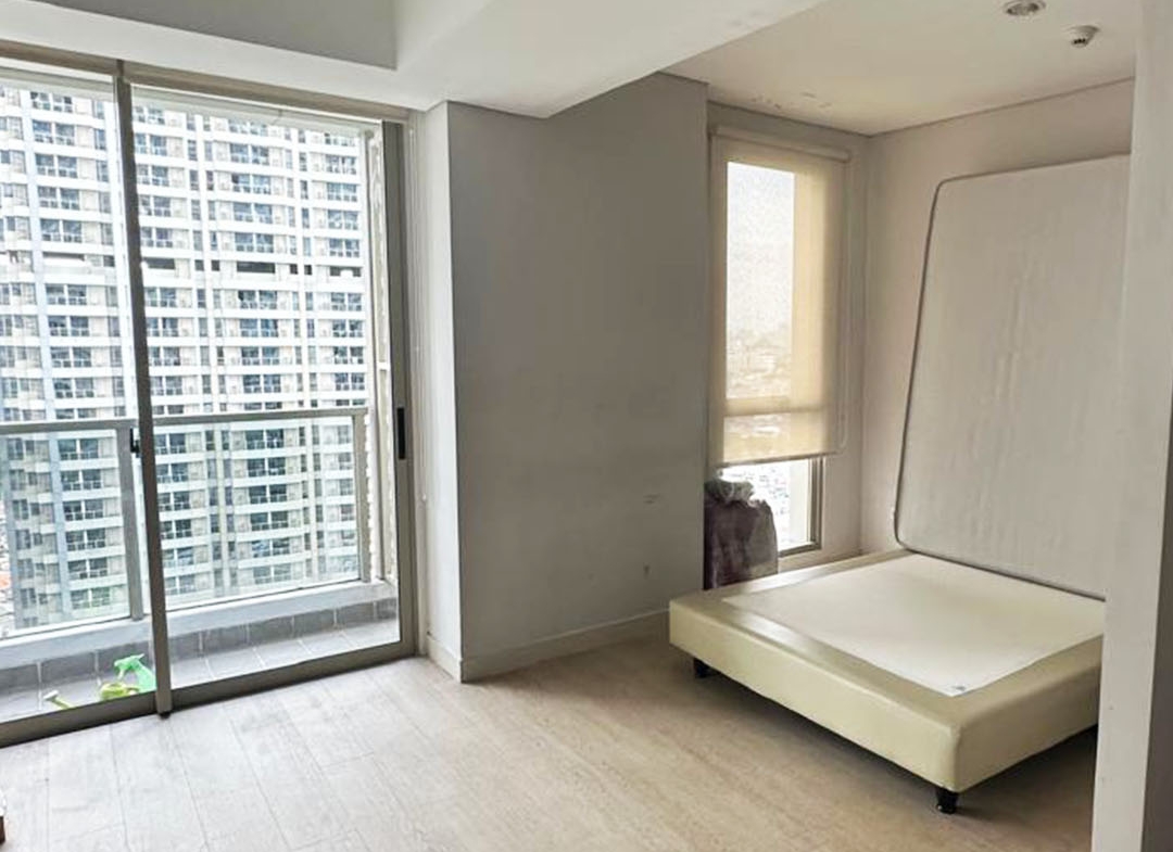 Dijual 1 milyar, Taman Anggrek Residences 1 Bedroom, Semi Furnished, Pool View
