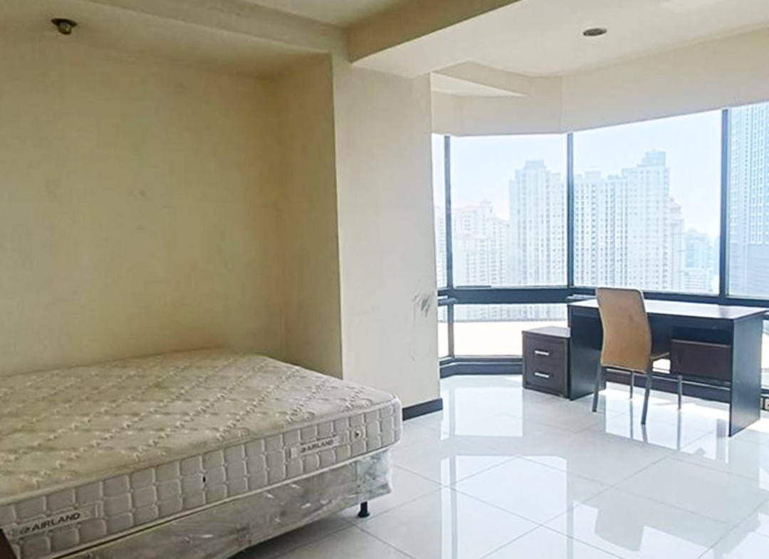 Dijual 2.2M, Fully Furnished 3 Bedrooms, Middle Floor, Taman Anggrek Condominium