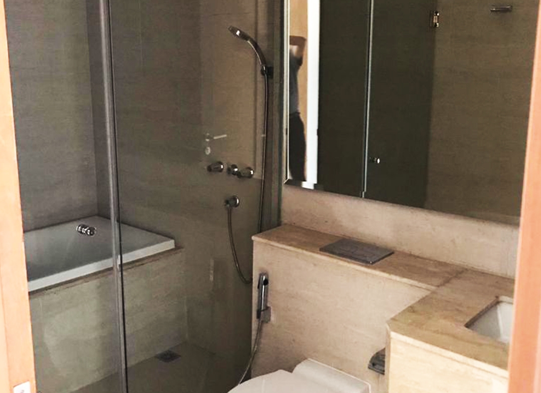 Dijual 2.8 milyar, Fully Furnished 2 Bedroom, Taman Anggrek Residences, Pool View